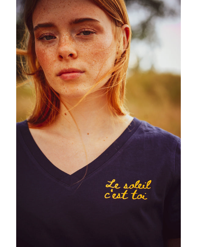 Le Soleil c'est toi. T-Shirt mit V-Neck - Navy / neon orange