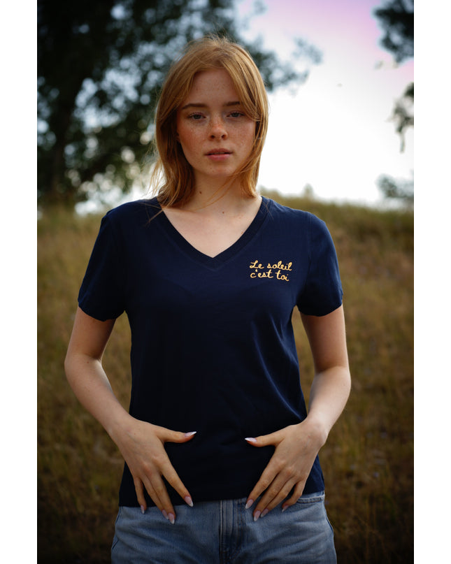 Le Soleil c'est toi. T-Shirt mit V-Neck - Navy / neon orange