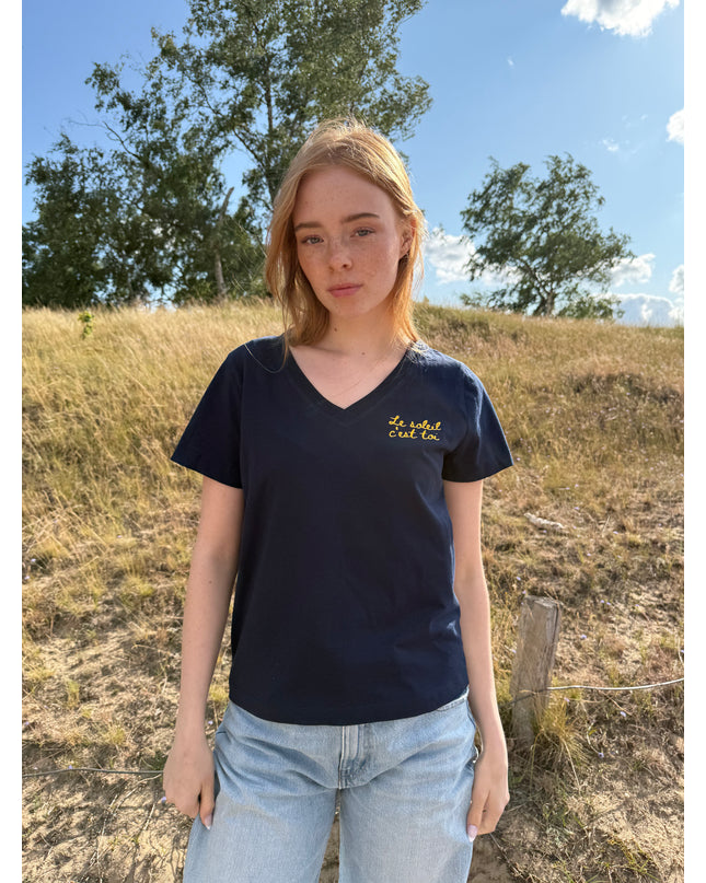 Le Soleil c'est toi. T-Shirt mit V-Neck - Navy / neon orange