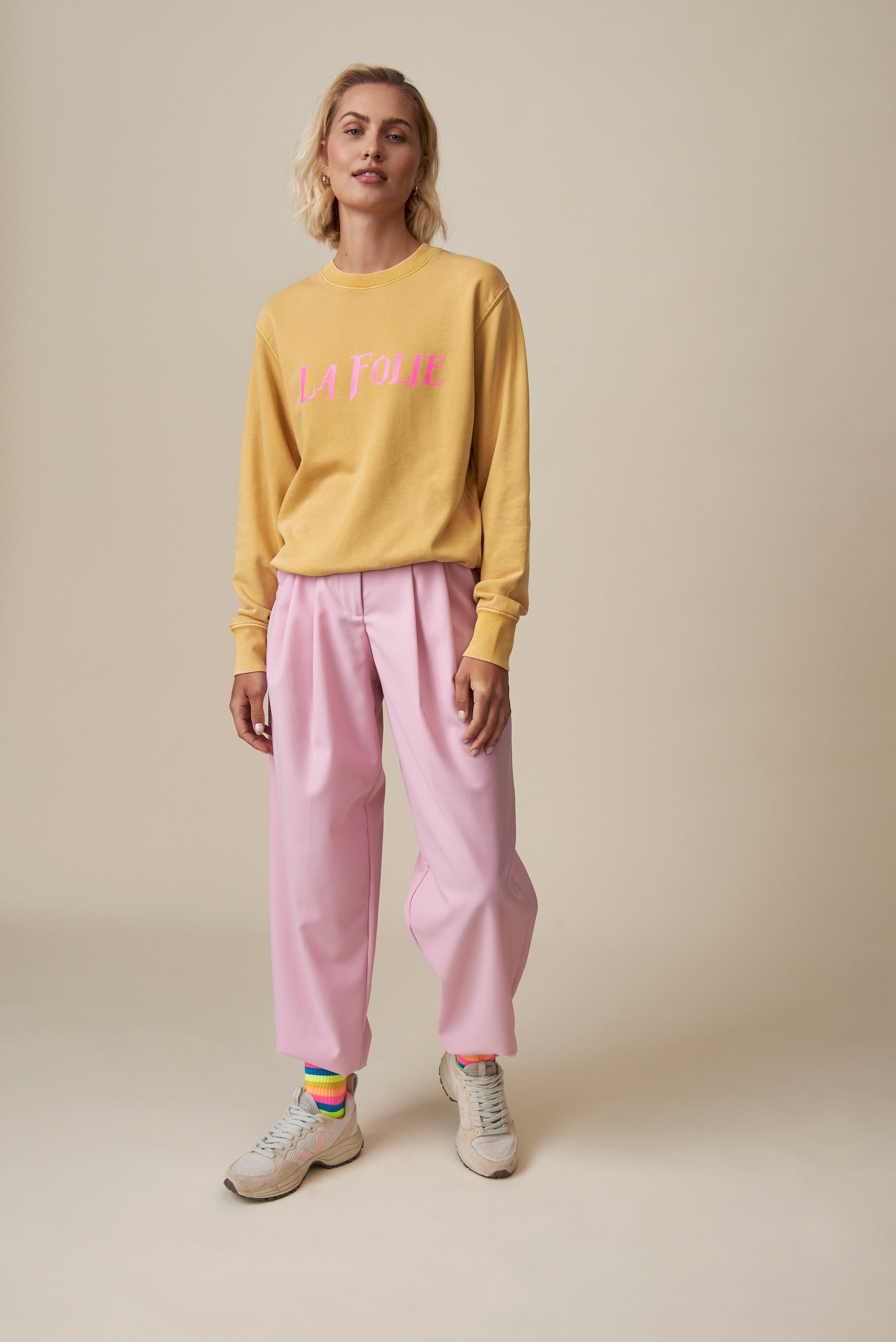 La Folie Sweatshirt - Ochre / Neon Pink