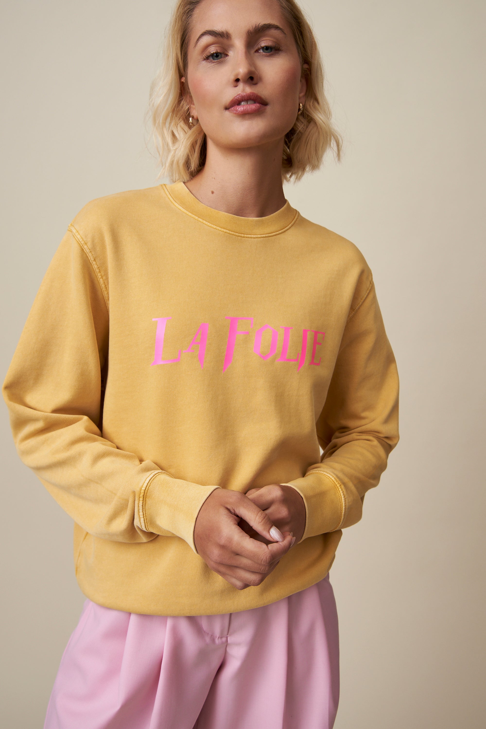 La Folie Sweatshirt - Ochre / Neon Pink