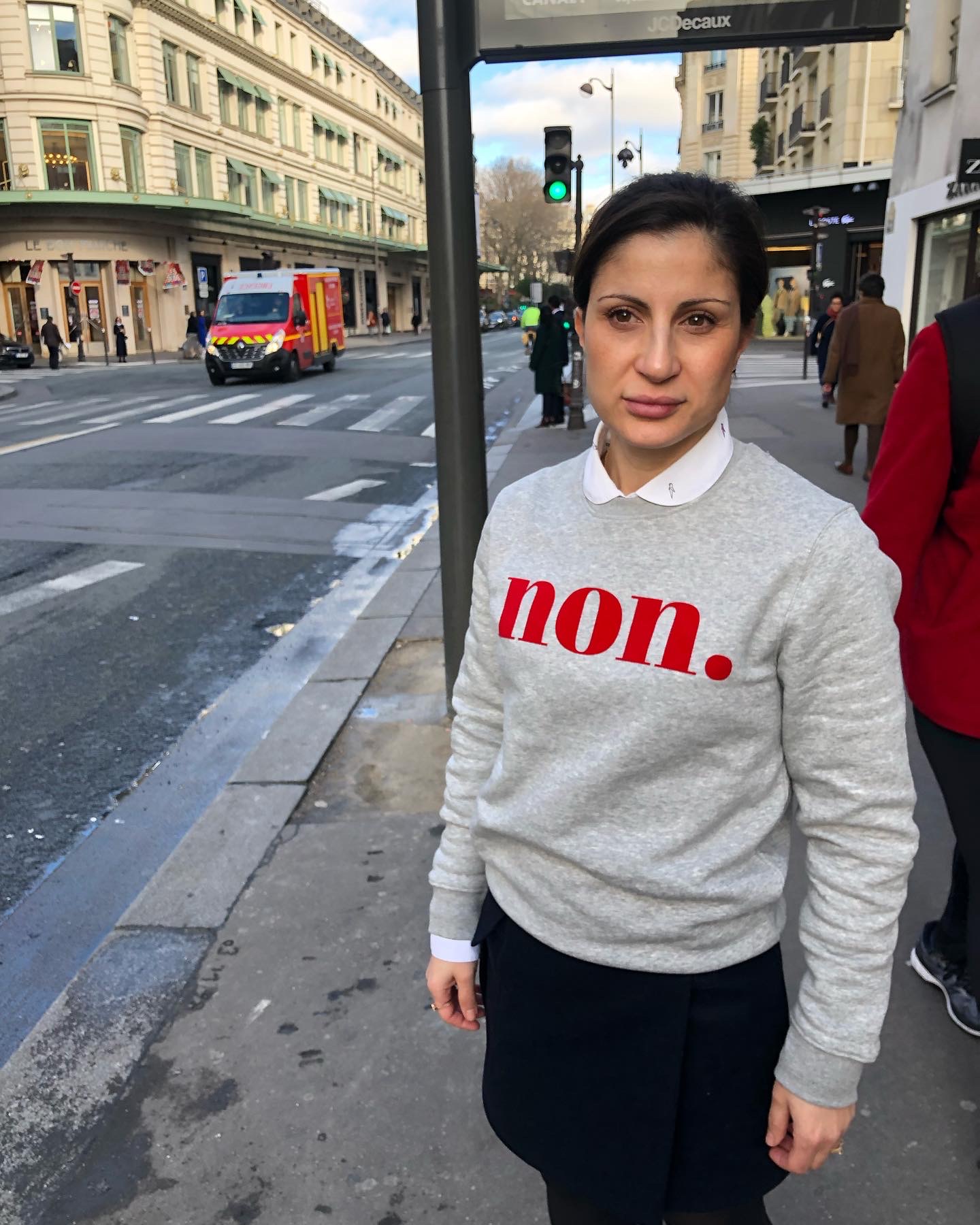 non. Sweater – grau / rot