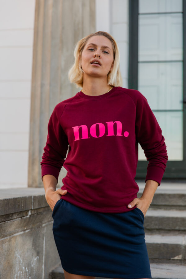 non. Sweater –  bordeaux / neon pink – Bild 2