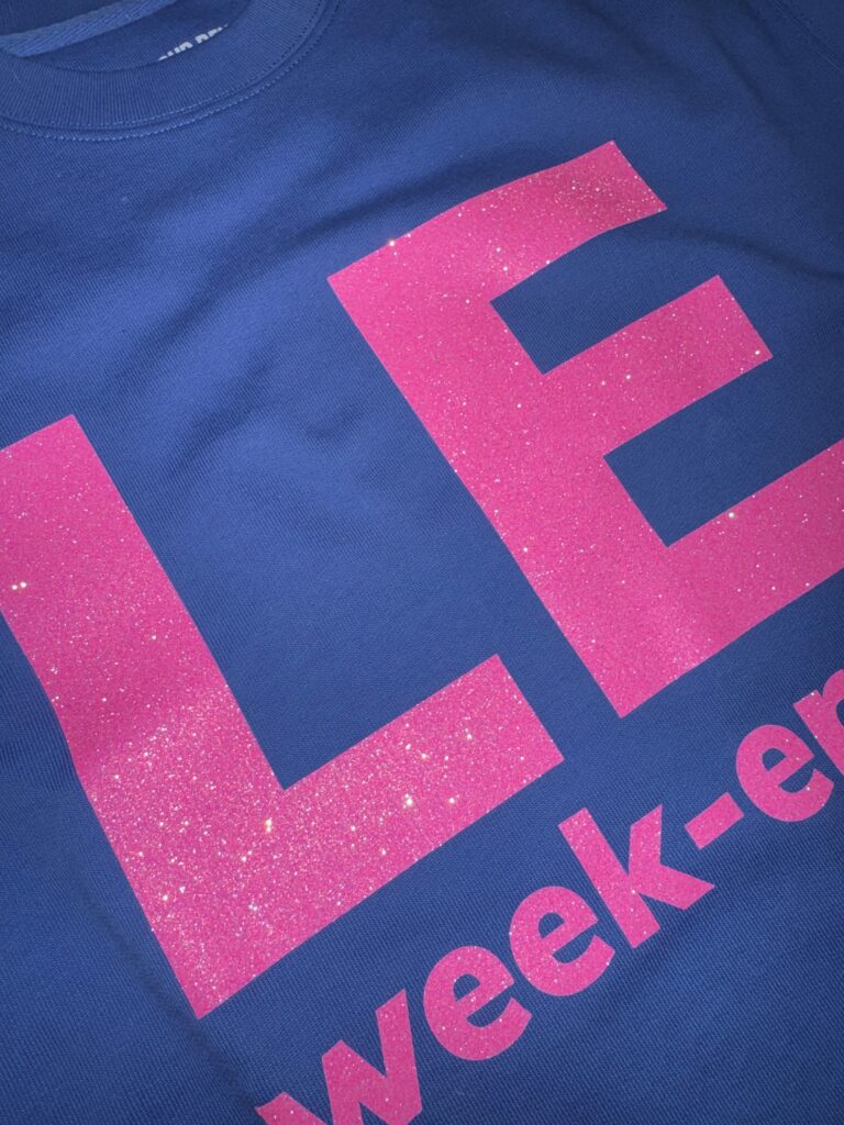 Le week-end. Pullover blau / rosa Glitzer · Größe S