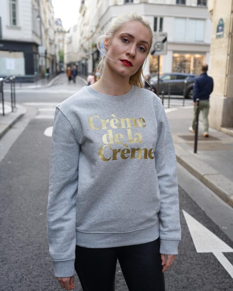 bonjour lundi 💛💛💛 ⠀ ⠀ ⠀ ⠀ ⠀ #cremedelacreme #sweater #gold #paris #parisienne #lookbook #details #sweater #parisianvibes #mood #ootd #bonjourben