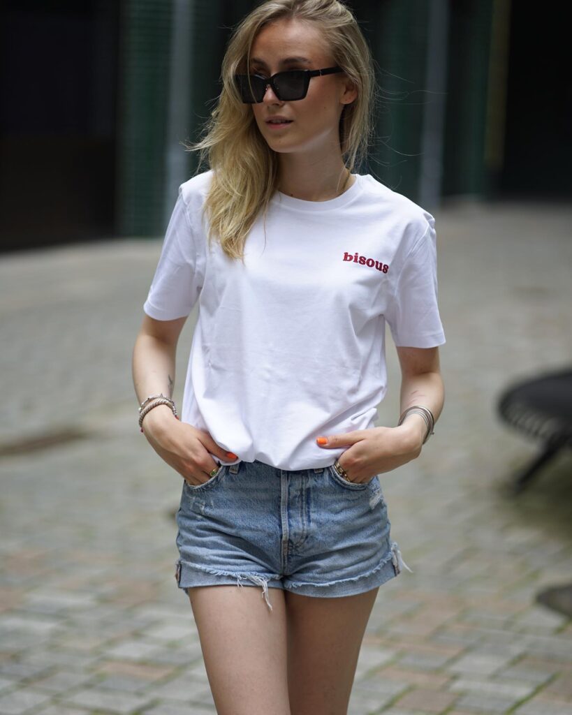 bisous 💋⠀ ⠀ ⠀ ⠀ #bisous #tshirt #classics #details #coolvibesonly #french #rouge #france #paris #lookbook #fashion #bonjourben