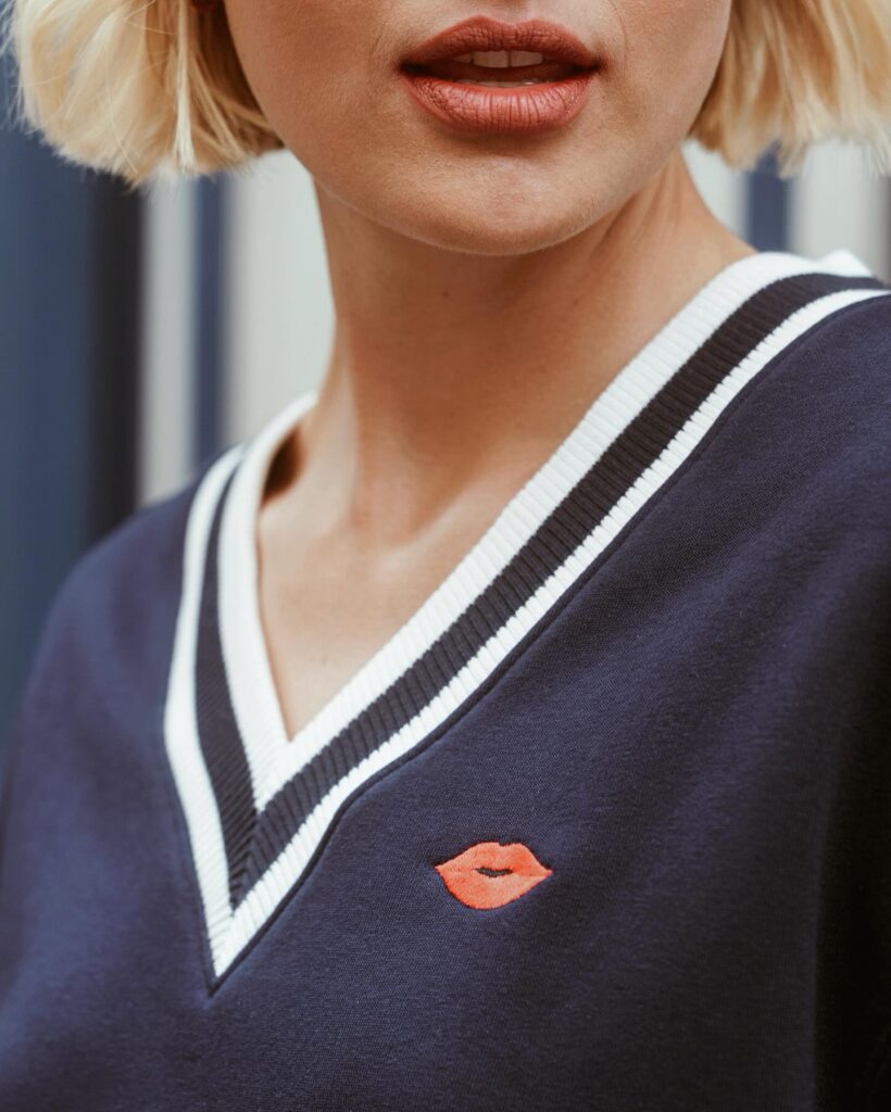 xoxo💋 • • • #SweaterWeatherChic #FashionRevolution #ModeMagnifique #ParisianElegance #FrenchFashionFinesse #ParisianGlamour #TheParisEdit23 #bonjourben #sustainability #sustainablefashion #elegance #luxury #France #Paris #fashionista