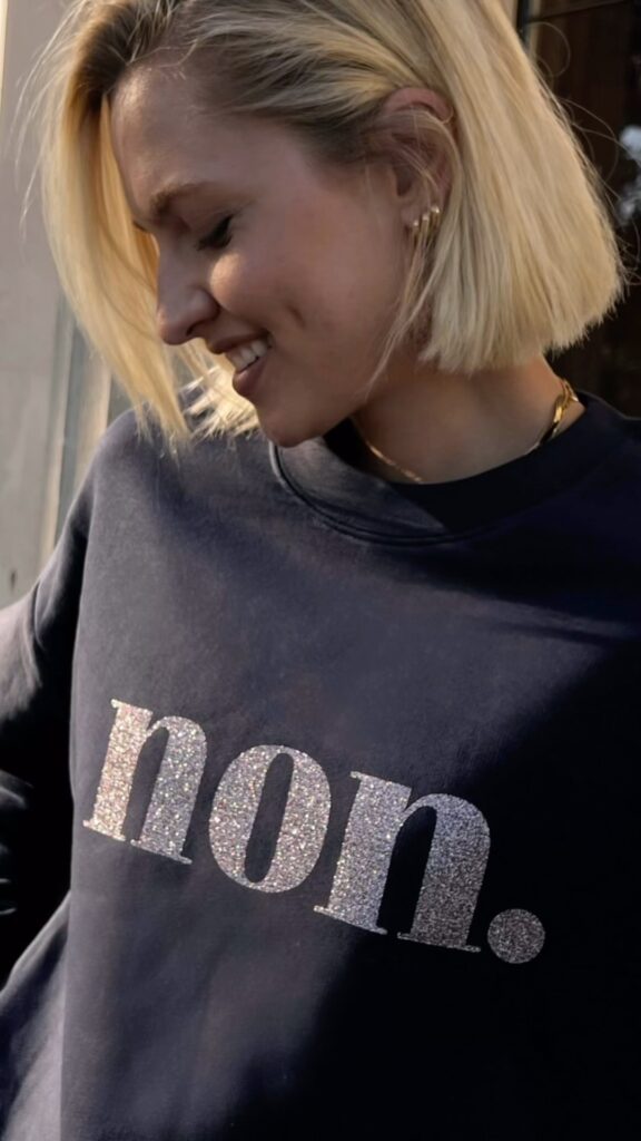 Let it sparkle with our NON-Sweater 🩶✨ • • • #TheParisEdit23 #bonjourben #sustainability #sustainablefashion #elegance #luxury #France #Paris #fashionista #fashioninparis #umweltbewusst #umweltbewusstemode #non #pullover #sweater