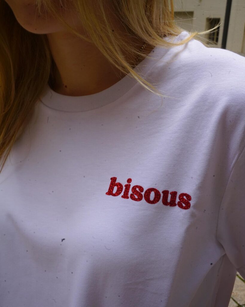 bisous 💋⠀ ⠀ ⠀ ⠀ #bisous #tshirt #classics #details #coolvibesonly #french #rouge #france #paris #lookbook #fashion #bonjourben