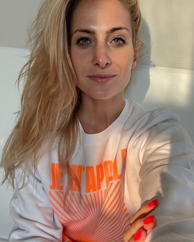 je m'appelle soleil 🌞⠀ Merci @katharina__aguilar for sending us your pictures ❤️ ⠀ ⠀ ⠀ #summer #merci #orange #soleil #sweater #look #details #frenchfashion #ethicalfashion #mood #bonjourben