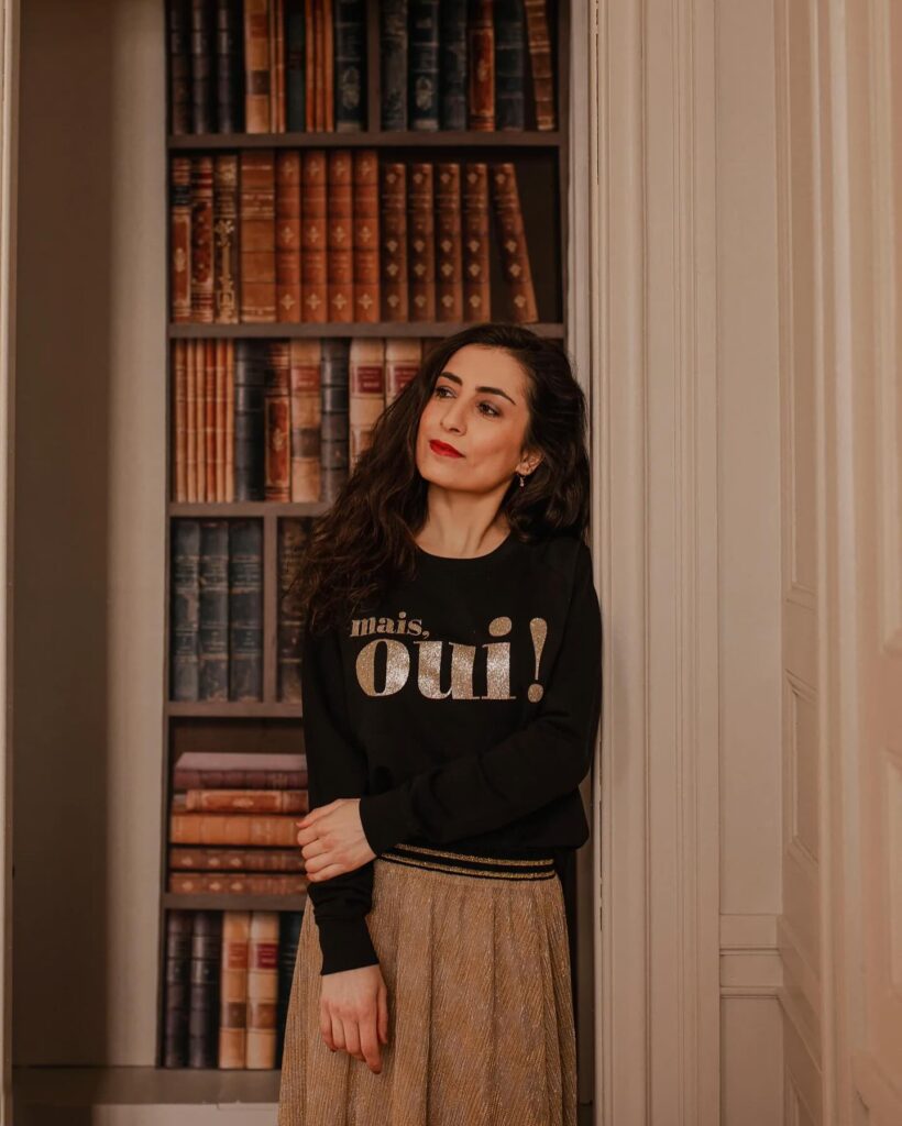 Mais OUI! C’est la saison des fêtes! • • • #SnowyChic #WinterEssentials #weihnachten #christmasstyle #parisianstyle #bonjourben #festive #festiveCollection #maisoui #winter #winterclothes