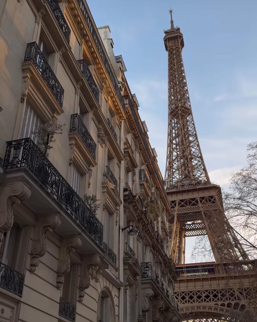 Capture the enchanting beauty of the Eiffel Tower from these photo spots 🗼 1. Rue de l’Université 2. Quai Branly 3. Avenue de Camoën 4. Rue de Monttessuy 5. Trocadéro • • • #Paris #parisian #eiffeltower #toureiffel #photospot #parisphotos