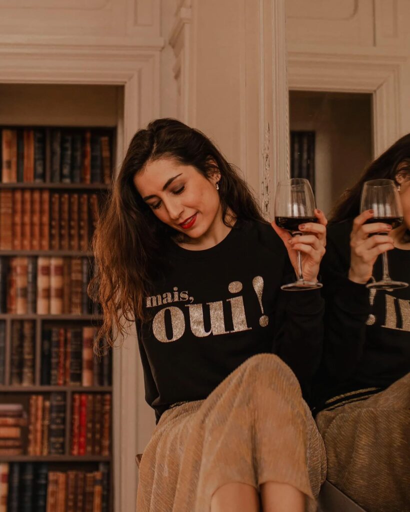 Mais OUI! C’est la saison des fêtes! • • • #SnowyChic #WinterEssentials #weihnachten #christmasstyle #parisianstyle #bonjourben #festive #festiveCollection #maisoui #winter #winterclothes